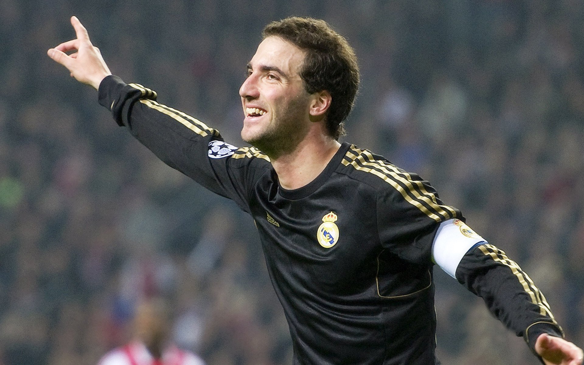 弗赖堡锋线牵制带动边路空当突破,弗赖堡主场叫什么